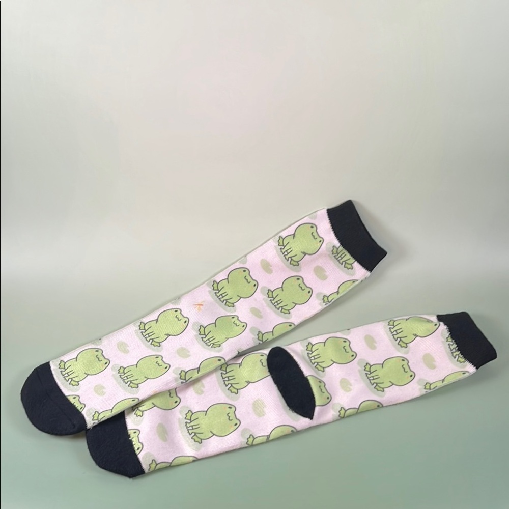 Green Frogs Patterned Socks

Smoke free pet free washed but not worn.